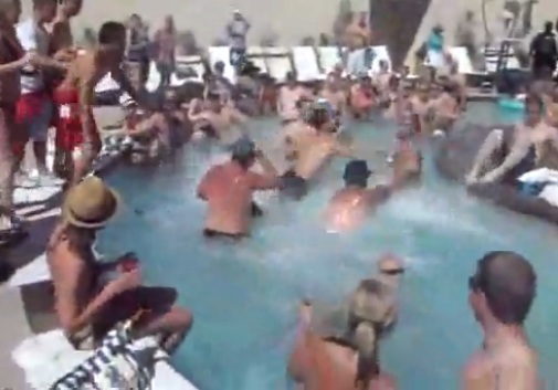 Bagarre dans une Pool party à Vegas, 1 coup 1 KO (VIDEO)