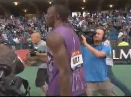 Trop concentré à filmer Usain Bolt, il se ramasse devant tout le stade (VIDEO)