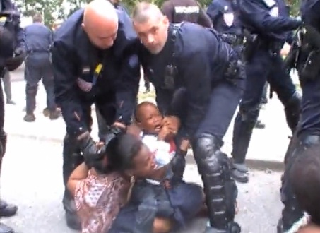 La Courneuve: les expulsés de la barre Balzac violemment évacués par les CRS (VIDEO)