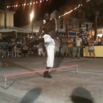 Il passe sous une barre à 20 cm du sol en limbo (VIDEO)
