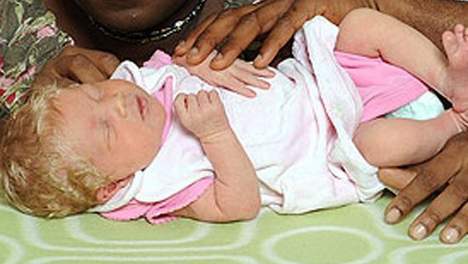 parents noirs bebe blanc