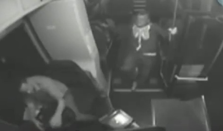 Un passager ivre agresse un chauffeur de bus (VIDEO)