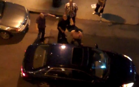 7 racistes tentent d’agresser un automobiliste noir mais … (VIDEO)