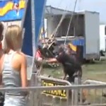 Un forain se fait violemment percuter par sa propre attraction (VIDEO)