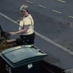 Une passante jette un chat dans une poubelle et la referme (VIDEO)