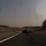 Un chauffard perd le contrôle de son véhicule à haute vitesse (VIDEO)
