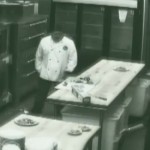 Un chef cuisinier pète les plombs dans la cuisine (VIDEO)