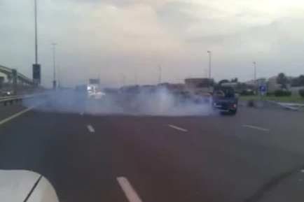Folies et inconscience sur une autoroute de Dubai (VIDEO)