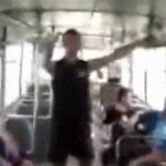 Un russse bourré tombe par la fenêtre d'un bus qui roule (VIDEO)