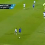 Un footballeur tombe à l'eau en plein match (VIDEO)