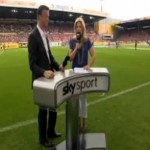 Une journaliste sportive prend cher sur un terrain de foot (VIDEO)