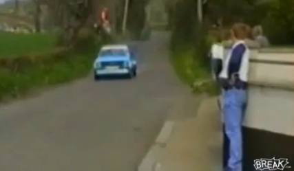 Un photographe de rallye échappe à la mort de 10 cm (VIDEO)