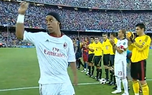 Vibrant hommage du Nou Camp à Ronaldinho (VIDEO)