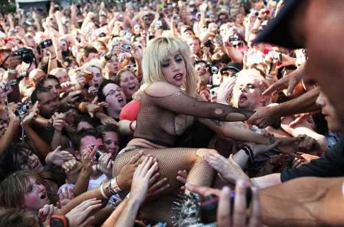 Lady Gaga, à moitié nue, plonge dans la foule lors d’un concert (PHOTOS ET VIDEO)