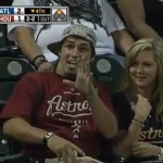 Il s&rsquo;enfuit au lieu de sauver sa copine d&rsquo;une balle de baseball (VIDEO)