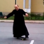 Un prêtre as du skateboard (VIDEO)