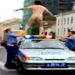 Il monte à poil sur le toit d&rsquo;une voiture de police (VIDEO)