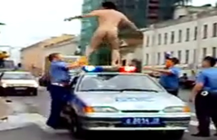 Il monte à poil sur le toit d’une voiture de police (VIDEO)