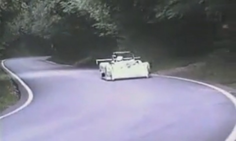 Quand une voiture de course percute un cerf (VIDEO)