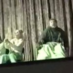 Un enfant en chaise roulante hypnotisé se jette de la scène (VIDEO)