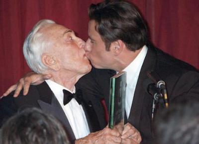 John Travolta serait gay et tromperait sa femme enceinte !