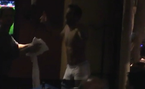 Ludovic Giuly fait un strip-tease dans un bar lors du match Bosnie-France (VIDEO)