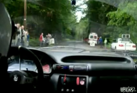 Un pilote de rallye rate de très peu son rendez-vous avec la faucheuse (VIDEO)