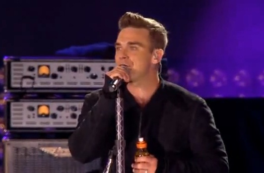 Robbie Williams oublie les paroles de son tube « Feel » sur scène (VIDEO)
