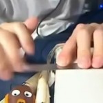 Il joue de la musique avec une règle (VIDEO)