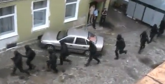 Incroyable intervention de la police pour sauver un huissier pris en otage (VIDEO)