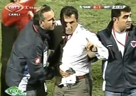 entraîneur poignardé en plein match