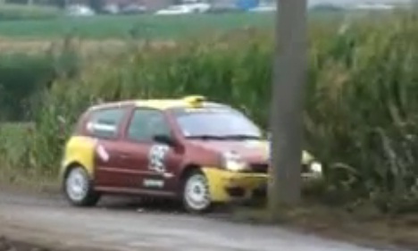 Rallye : le poteau maudit que toutes les voiture se prennent (VIDEO)