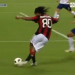 Ronaldinho fait la virgule et le coup du foulard dans la même action (VIDEO)