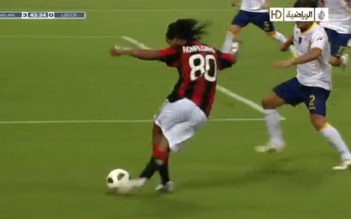 Ronaldinho fait la virgule et le coup du foulard dans la même action (VIDEO)