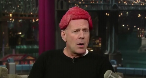 Bruce Willis avec une perruque en viande pour imiter Lady Gaga ! (VIDEO)