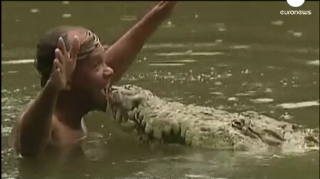 Chito, un pêcheur du Costa Rica de 52 ans apprivoise un crocodile Poncho (VIDEO)