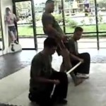 La démonstration de muay thai qui tourne au RIDICULE (VIDEO)