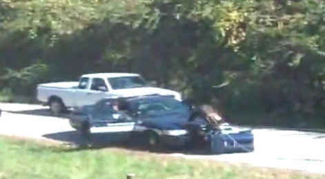 Un chimpanzé éclate le pare-brise d’une voiture de police (VIDEO)