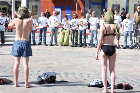 Réforme des retraites : Strip-tease collectif d’étudiants avant une manif (VIDEO)