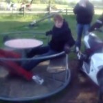 Magnifique chute sur le tourniquet (VIDEO)