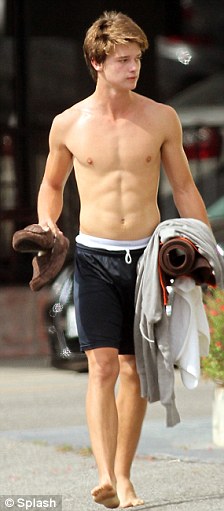 article-1317576-0B781794000005DC-760_224x511