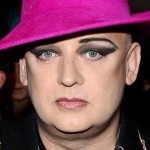 Boy George balance un verre d&rsquo;eau à la tête d&rsquo;une fan (VIDEO)