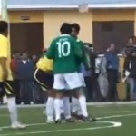 Le président bolivien, Evo Morales, taclé au foot, riposte par un coup de genou à l&rsquo;entrejambes (VIDEO)