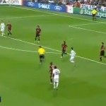 Mesut Ozil pousse l&rsquo;arbitre (VIDEO)