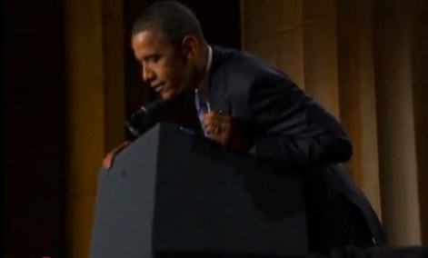 En plein discours, l’insigne présidentiel tombe à terre (VIDEO)