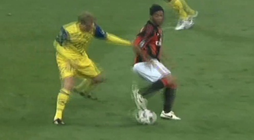 Ronaldinho ridiculise un joueur du Chievo Vérone (VIDEO)