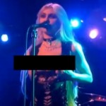 Taylor Momsen montre ses seins en plein concert (VIDEO)