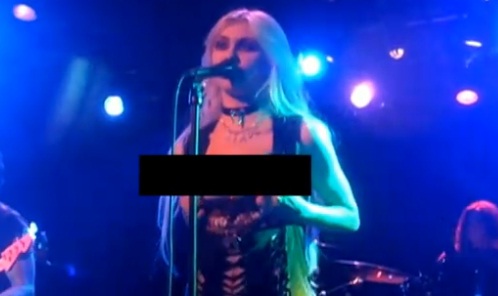 Taylor Momsen montre ses seins en plein concert (VIDEO)