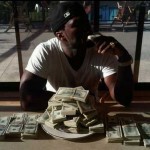 50 Cent s&rsquo;amuse avec un demi-million de dollars (PHOTOS)