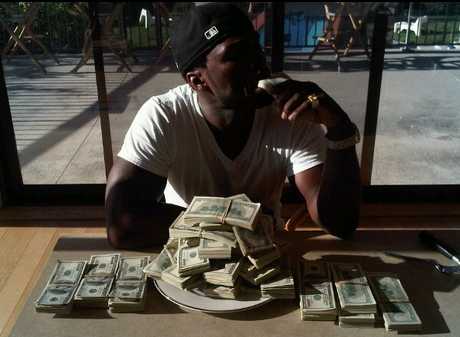 50 Cent s’amuse avec un demi-million de dollars (PHOTOS)